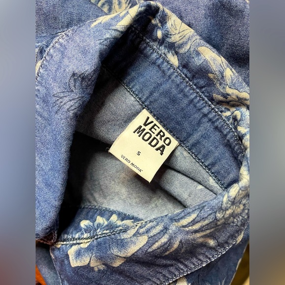 Women’s Vera Moda Button Up Long Sleeve ( small ) - Picture 2 of 4